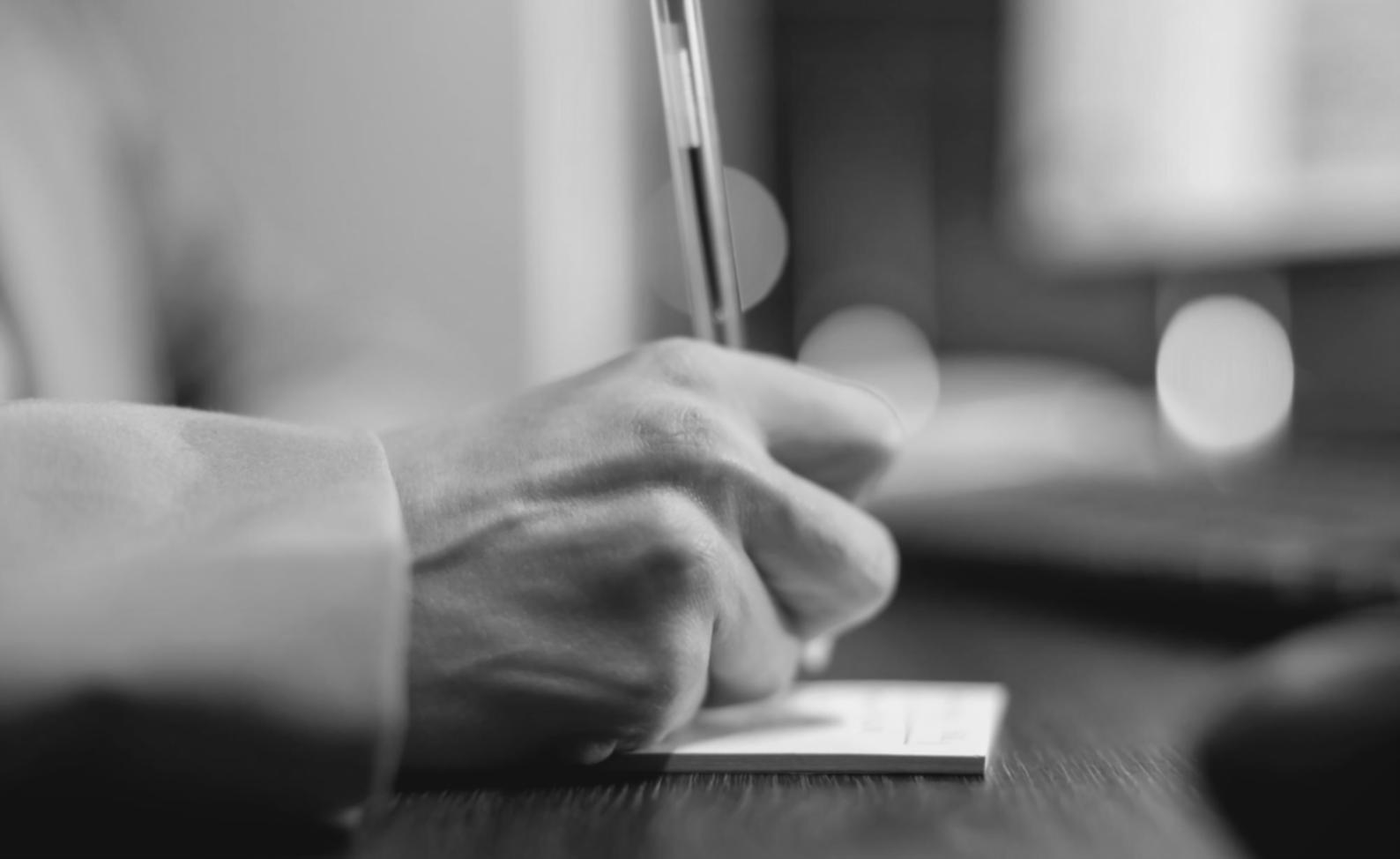 Team bei der Analyse von Verhandlungsstatistiken